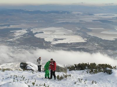 Utsikt ner mot Tatranská Lomnica från Skalnaté Pleso.